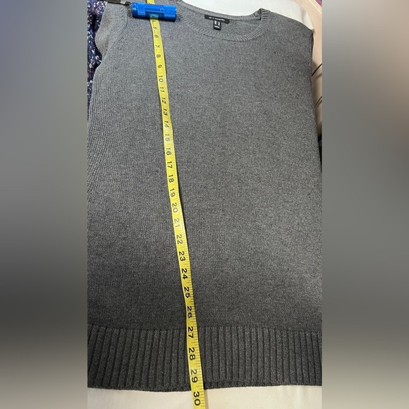 H by HALSTON Charcoal gray crew neck sweater size S. - Picture 13 of 13